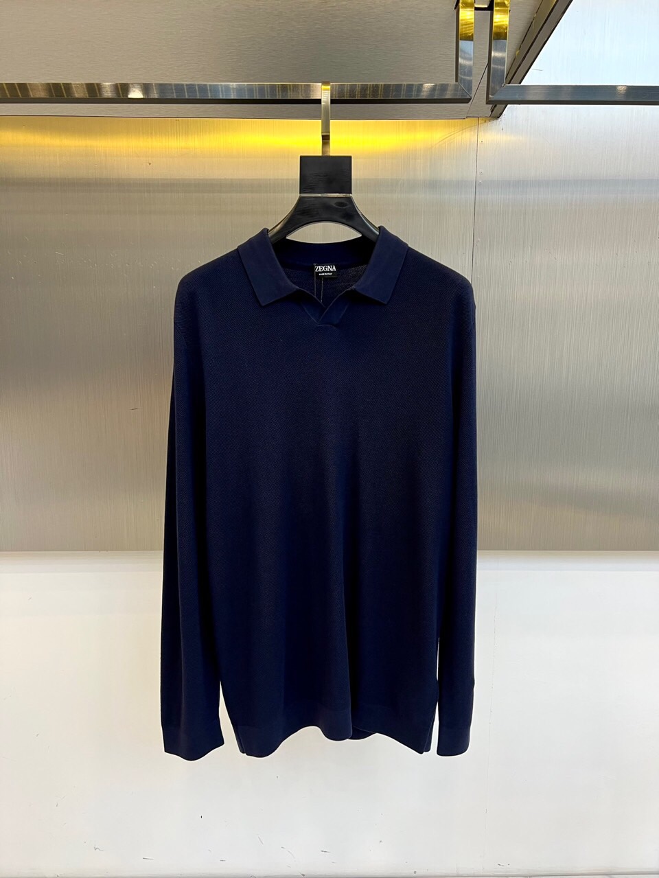 Zegna杰尼亚、2025秋冬新款简约商务休闲无扣翻领长袖男士针织POLO衫。海鸥领的设计理念打破传统固