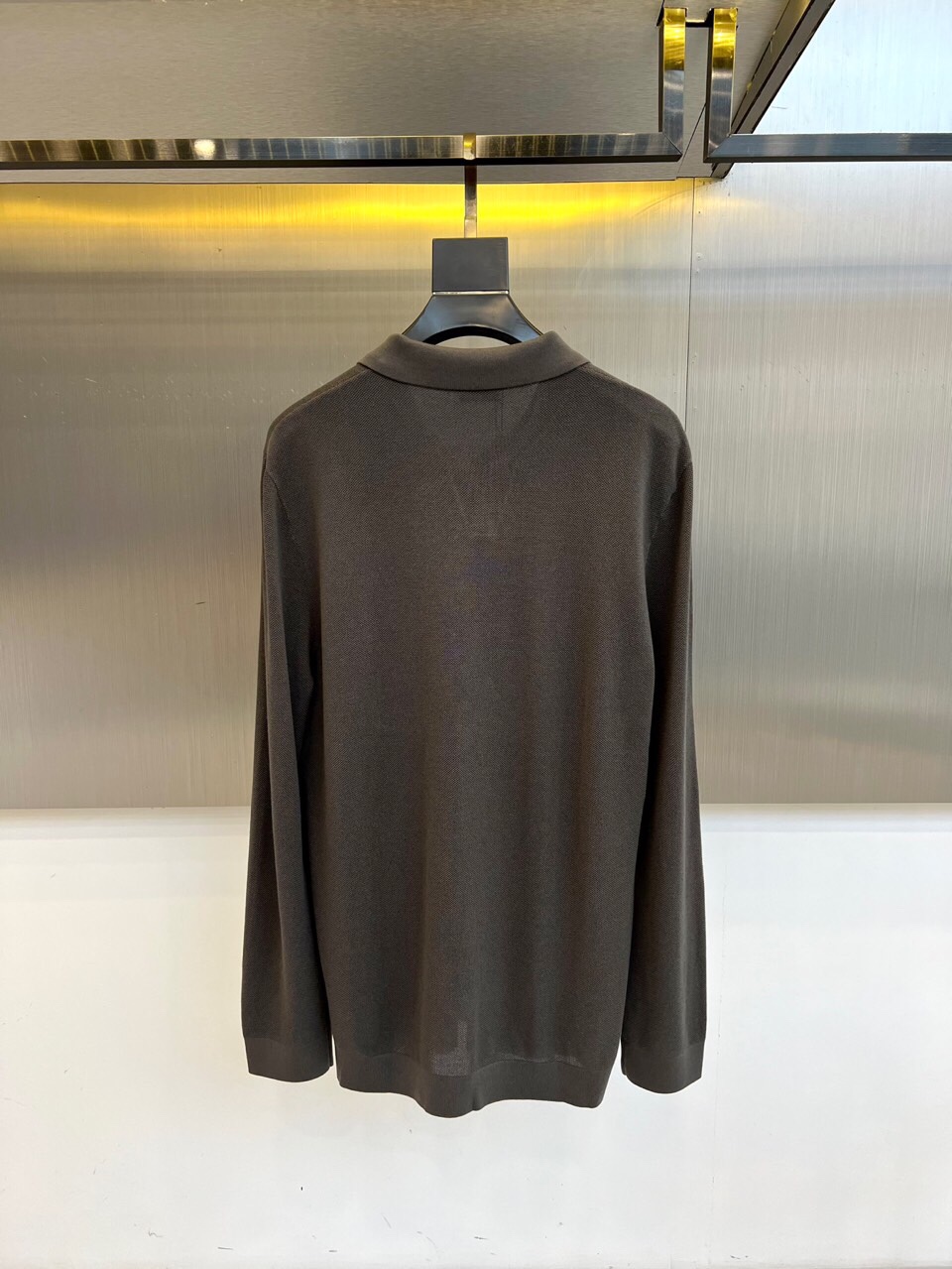 Zegna杰尼亚、2025秋冬新款简约商务休闲无扣翻领长袖男士针织POLO衫。海鸥领的设计理念打破传统固