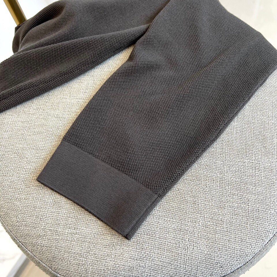 Zegna杰尼亚、2025秋冬新款简约商务休闲无扣翻领长袖男士针织POLO衫。海鸥领的设计理念打破传统固