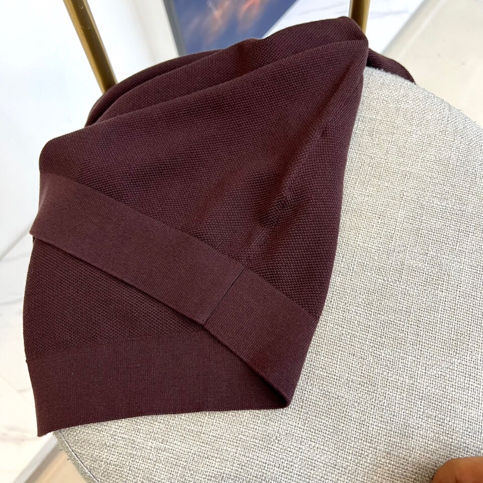 Zegna杰尼亚、2025秋冬新款简约商务休闲无扣翻领长袖男士针织POLO衫。海鸥领的设计理念打破传统固