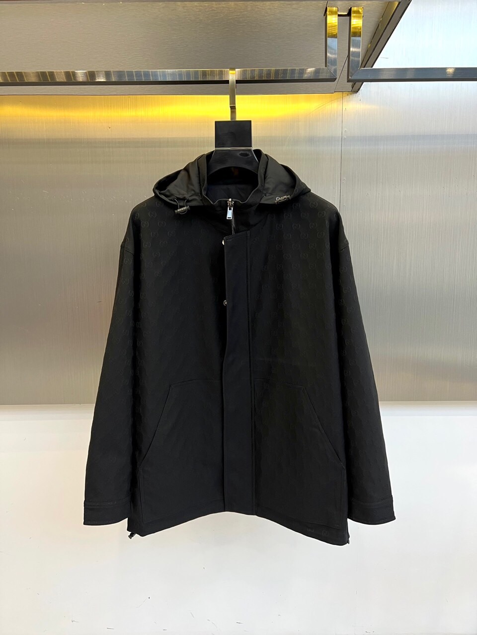 NO:512253,Gucc ancient, 25FW double-sided jacket | One-sided double-sided style, no boundaries dark night black × high-end gray | Double-sided philosophy One jacket, two attitudes - Dark night classic black base, Gucci iconic dark patterns are looming, zipper + button double closure system, satisfy all your imagination of mystery. Morning fog dark gray tone presents high-end matte texture, neckline hidden brand classic print, left chest small label low-key declaration of bloodline. Hooded design adapts to changeable weather, three-dimensional tailoring and dynamic comfort Symmetrical oblique pocket hidden anti-theft structure, metal bracket background echoes industrial aesthetics Double-sided wearable design = buy one piece and get two styles, wardrobe space management master. 48-56 (model 173, 143 catties upper body 50 yards),,gucci,jackets & coats,hats,alexander  wang19860909Gucc古、25FW双面夹克 | 一衣双面,格调无界 暗夜黑 × 高级灰 | 双面哲学 一件夹克,两种态度—— 暗夜面经典黑色基底,Gucci标志性暗纹若隐若现,拉链+纽扣双重闭合系统,满足你对神秘感的所有想象. 晨雾面深灰调呈现高级哑光质感,领口暗藏品牌经典印花,左胸小标低调宣示血统. 连帽设计适配多变天气,立体剪裁兼顾动态舒适 对称斜插口袋暗藏防盗结构,金属支架背景呼应工业美学 双面可穿设计=买1件得2种风格,衣橱空间管理大师.48-56（模特173,143斤上身50码）,,gucci,jackets & coats,hats,alexander wang,Men's clothing