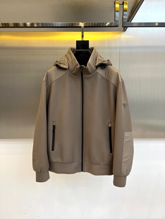 NO:512258,Prad, 25s autumn and winter series minimalist functional jacket jacket. Selected soft khaki fabrics, as warm and natural as early autumn wheat fields. The deep and shallow splicing cut out three-dimensional outlines at the rotator sleeves, which can store hooded design to meet the needs of changeable weather, and is the perfect balance between urban and nature. The through-type black zipper is like a neat dividing line, with symmetrical pockets on both sides taking into account both practicality and aesthetics. The triangle logo of the left sleeve is looming - this is a secret handshake gift from PRADA to those who understand. The adjustable hem meets the needs of different occasions. The splicing of different materials enhances the dynamic layering 48-56 (model 173, 143 catties upper body 50 yards),,prada,prada,jackets & coats,jackets & coats,hats,alexander wang19860909Prad普拉、25s秋冬系列极简机能夹克外套. 精选柔润卡其面料,如初秋麦田般温暖自然.深浅拼接剪裁在肩袖处勾勒立体轮廓,可收纳连帽设计满足多变天气需求,是都市与自然的完美平衡. 贯穿式黑拉链如一道利落分割线,两侧对称口袋兼顾实用与美学.左袖三角徽标若隐若现——这是PRADA给懂行者的秘密握手礼. 可调节下摆应对不同场合需求 异材质拼接提升动态层次感 48-56（模特173,143斤上身50码）,,prada,prada,jackets & coats,jackets & coats,hats,alexander wang,Men's clothing