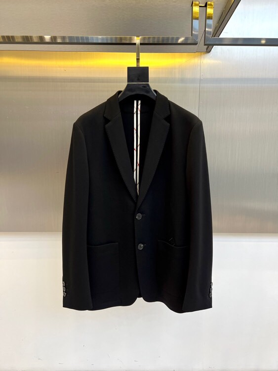 NO:512266,Burberry, 25FW autumn and winter new wool suit. 22.5 wool 15 nylon, 38 acrylic fiber 24.5 polyester fiber, delicate touch, full of clarity, combines superior anti-pilling fiber, and has excellent anti-iron anti-iron technology. The fabric is heavy and thick, and the classic single-breasted design is born with a gentlemanly noble temperament and aura. In addition, the single-breasted design can be shaped to a certain extent, highlighting the beauty of the body's lines, and can balance the body's hard feeling, making it more upright and agile, full of shape, and the upper body is full of fashion sense and taste and style!  The overall design is super strong, continue to follow!  48-56 (model 173, 143 catties upper body 50 sizes), burberry, burberry, alexander wang19860909Bur巴宝莉、25FW秋冬新品羊毛西服.22.5羊毛15尼龙,38丙烯酸纤维 24.5聚酯纤维,触感细腻,挺括性十足,融合了优越的抗起球纤维,兼具极好的抗免烫工艺,面料高克重厚实,经典单排扣的设计,天生自带绅士高贵的气质与气场,另外单排扣设计在一定的程度上可以塑形,凸显身材的线条美,能够恰到好处的平衡身体坚硬的感觉,更显挺拔矫健,型格十足,上身满满的时髦感兼具品味与格调！整体在设计方面超强,继续沿袭！48-56（模特173,143斤上身50码）,,burberry,burberry,alexander wang,Men's clothing