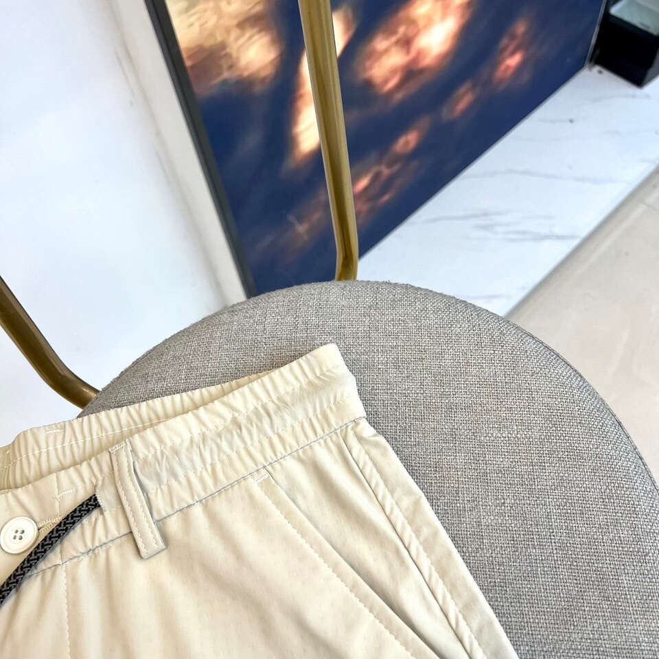 \nTB、2025春夏新款运动口袋设计工装裤。面料给满分！高密度面料手感无敌顺滑，一条有逼格的裤子 可遇