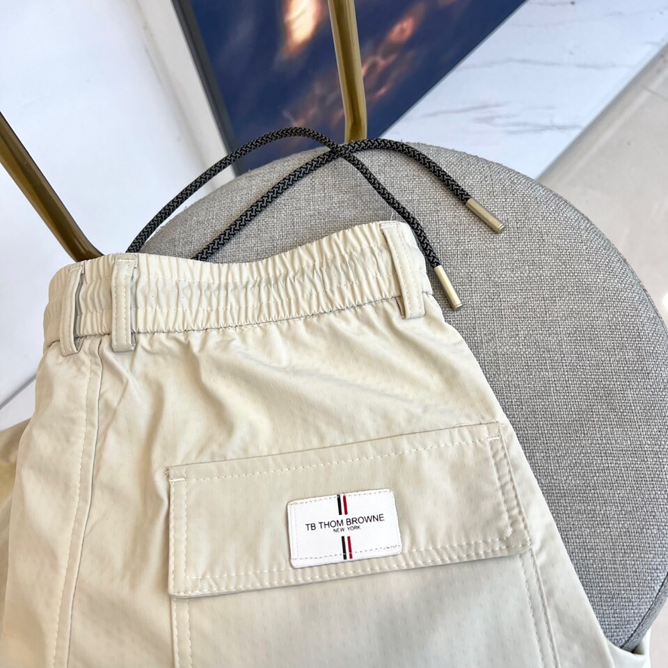 \nTB、2025春夏新款运动口袋设计工装裤。面料给满分！高密度面料手感无敌顺滑，一条有逼格的裤子 可遇