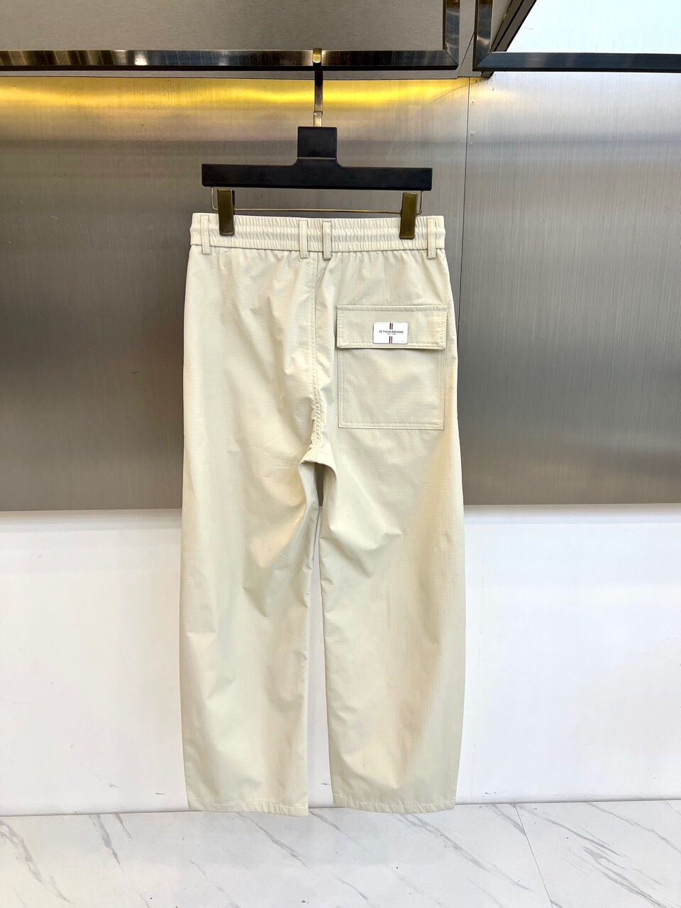 \nTB、2025春夏新款运动口袋设计工装裤。面料给满分！高密度面料手感无敌顺滑，一条有逼格的裤子 可遇