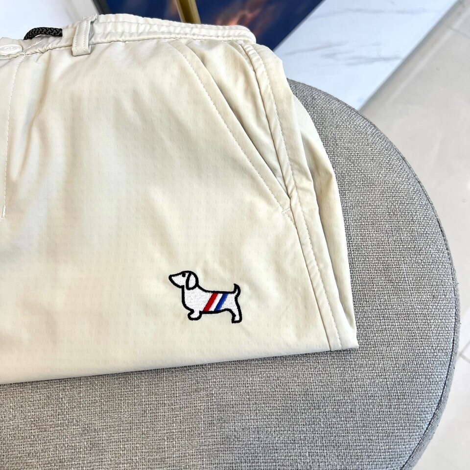 \nTB、2025春夏新款运动口袋设计工装裤。面料给满分！高密度面料手感无敌顺滑，一条有逼格的裤子 可遇