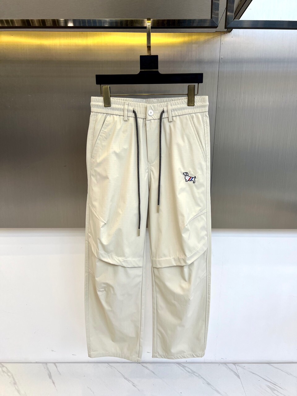 \nTB、2025春夏新款运动口袋设计工装裤。面料给满分！高密度面料手感无敌顺滑，一条有逼格的裤子 可遇