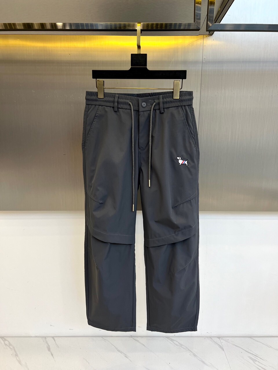 \nTB、2025春夏新款运动口袋设计工装裤。面料给满分！高密度面料手感无敌顺滑，一条有逼格的裤子 可遇