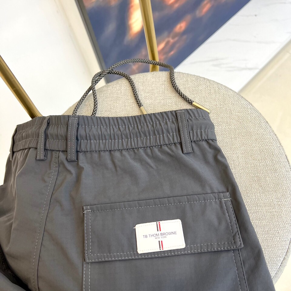 \nTB、2025春夏新款运动口袋设计工装裤。面料给满分！高密度面料手感无敌顺滑，一条有逼格的裤子 可遇