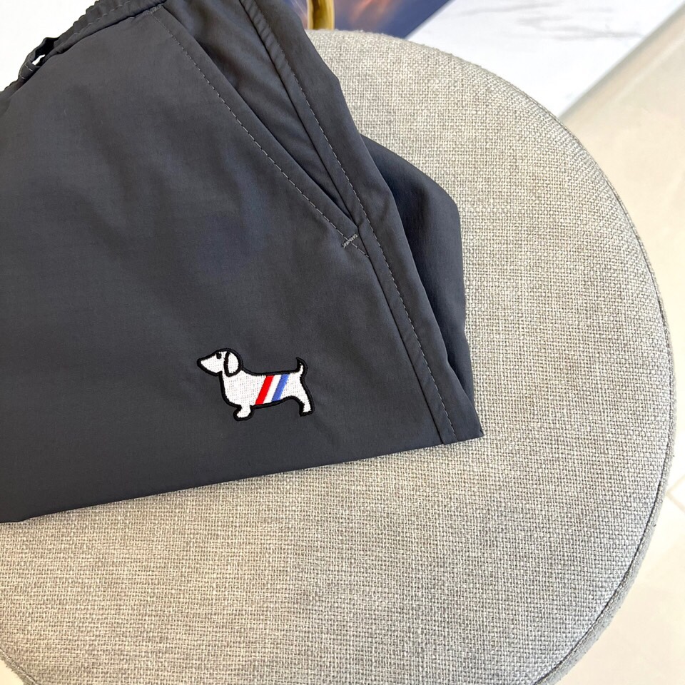 \nTB、2025春夏新款运动口袋设计工装裤。面料给满分！高密度面料手感无敌顺滑，一条有逼格的裤子 可遇