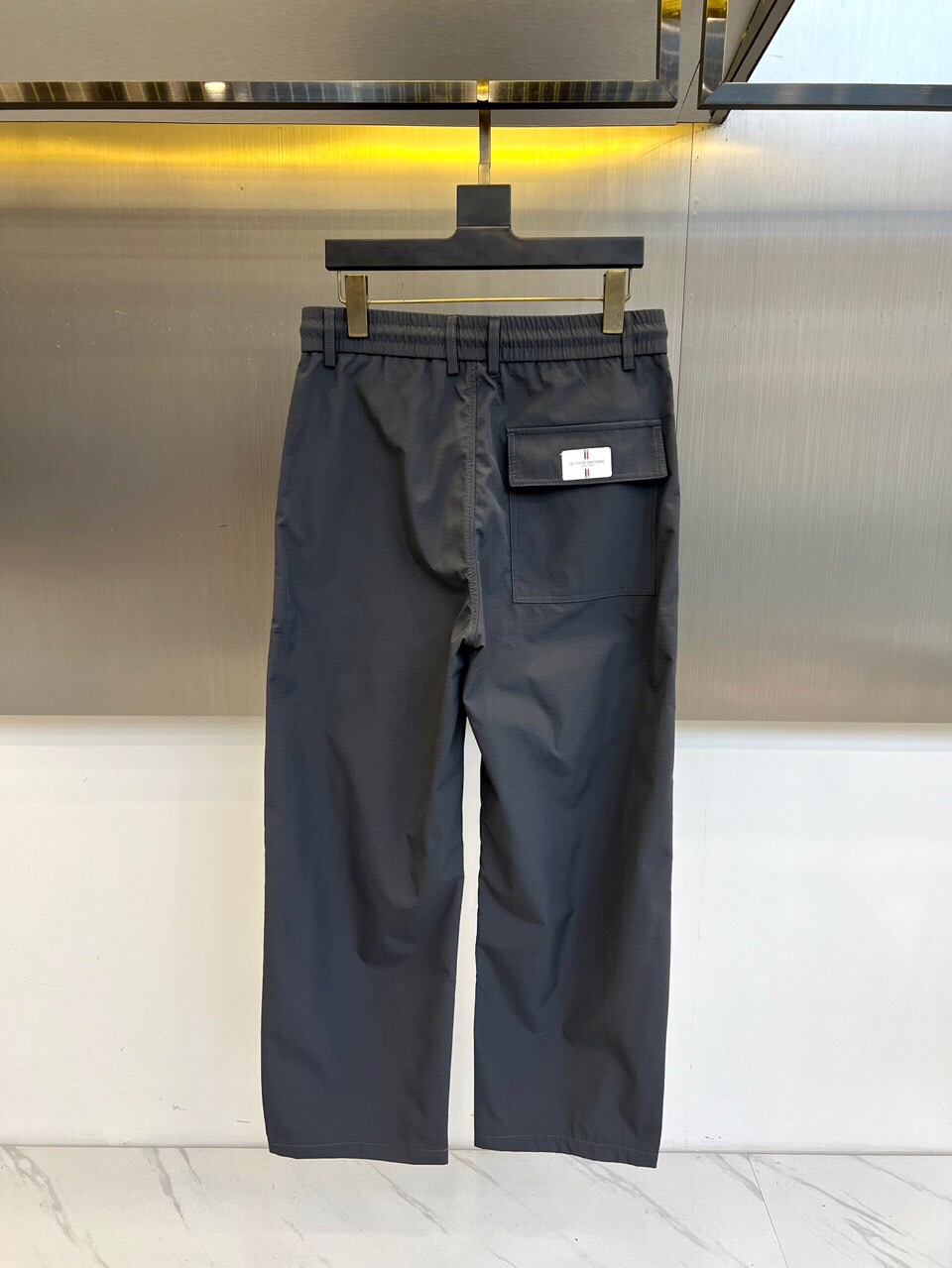 \nTB、2025春夏新款运动口袋设计工装裤。面料给满分！高密度面料手感无敌顺滑，一条有逼格的裤子 可遇