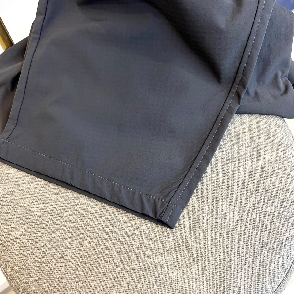 \nTB、2025春夏新款运动口袋设计工装裤。面料给满分！高密度面料手感无敌顺滑，一条有逼格的裤子 可遇