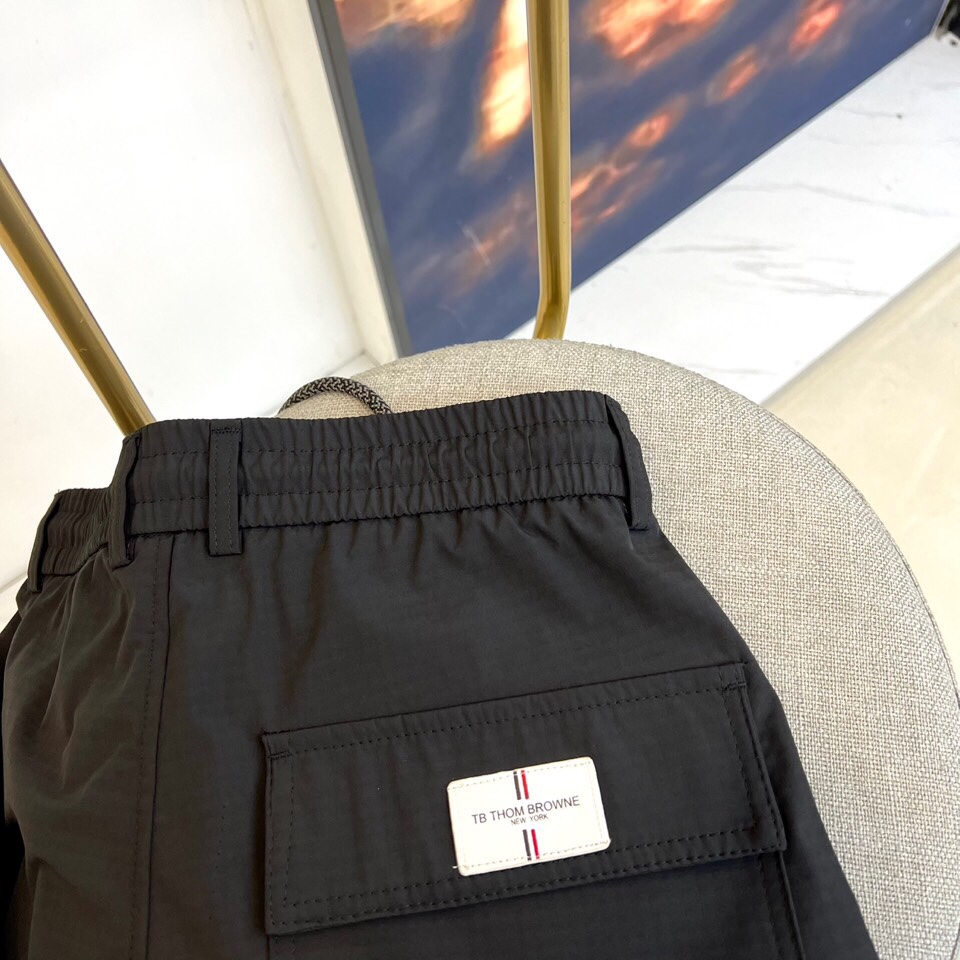 \nTB、2025春夏新款运动口袋设计工装裤。面料给满分！高密度面料手感无敌顺滑，一条有逼格的裤子 可遇