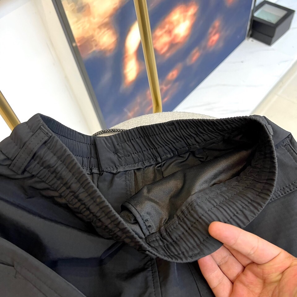 \nTB、2025春夏新款运动口袋设计工装裤。面料给满分！高密度面料手感无敌顺滑，一条有逼格的裤子 可遇