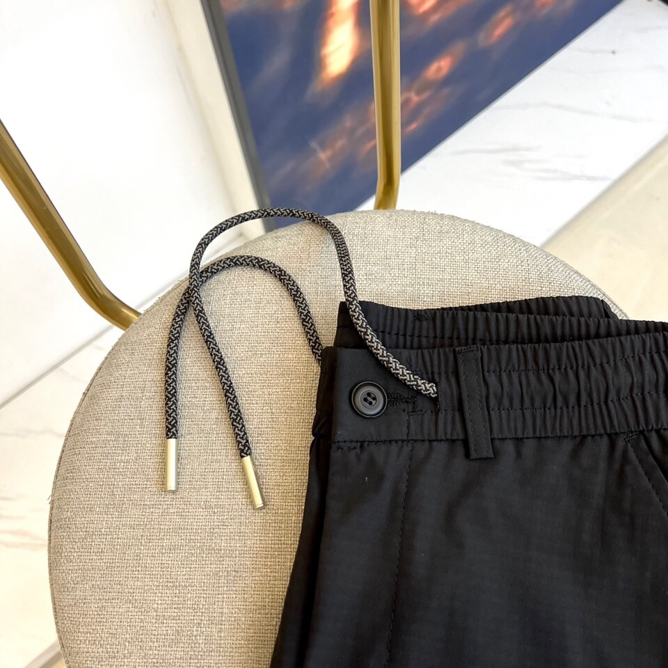 \nTB、2025春夏新款运动口袋设计工装裤。面料给满分！高密度面料手感无敌顺滑，一条有逼格的裤子 可遇