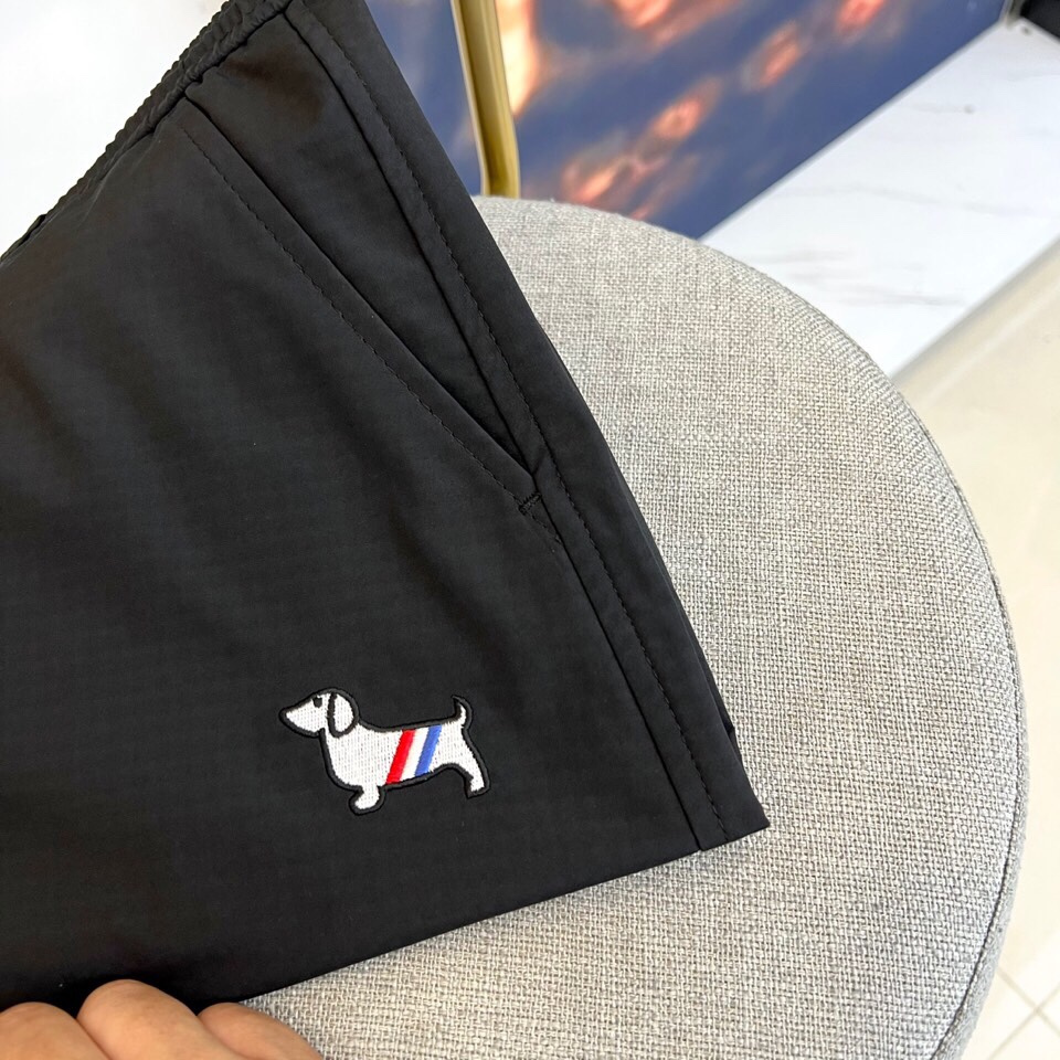 \nTB、2025春夏新款运动口袋设计工装裤。面料给满分！高密度面料手感无敌顺滑，一条有逼格的裤子 可遇