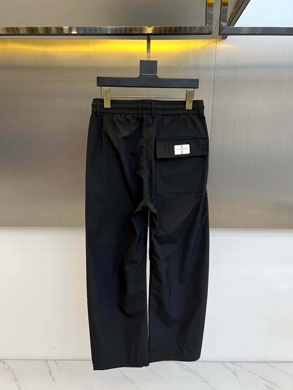 \nTB、2025春夏新款运动口袋设计工装裤。面料给满分！高密度面料手感无敌顺滑，一条有逼格的裤子 可遇