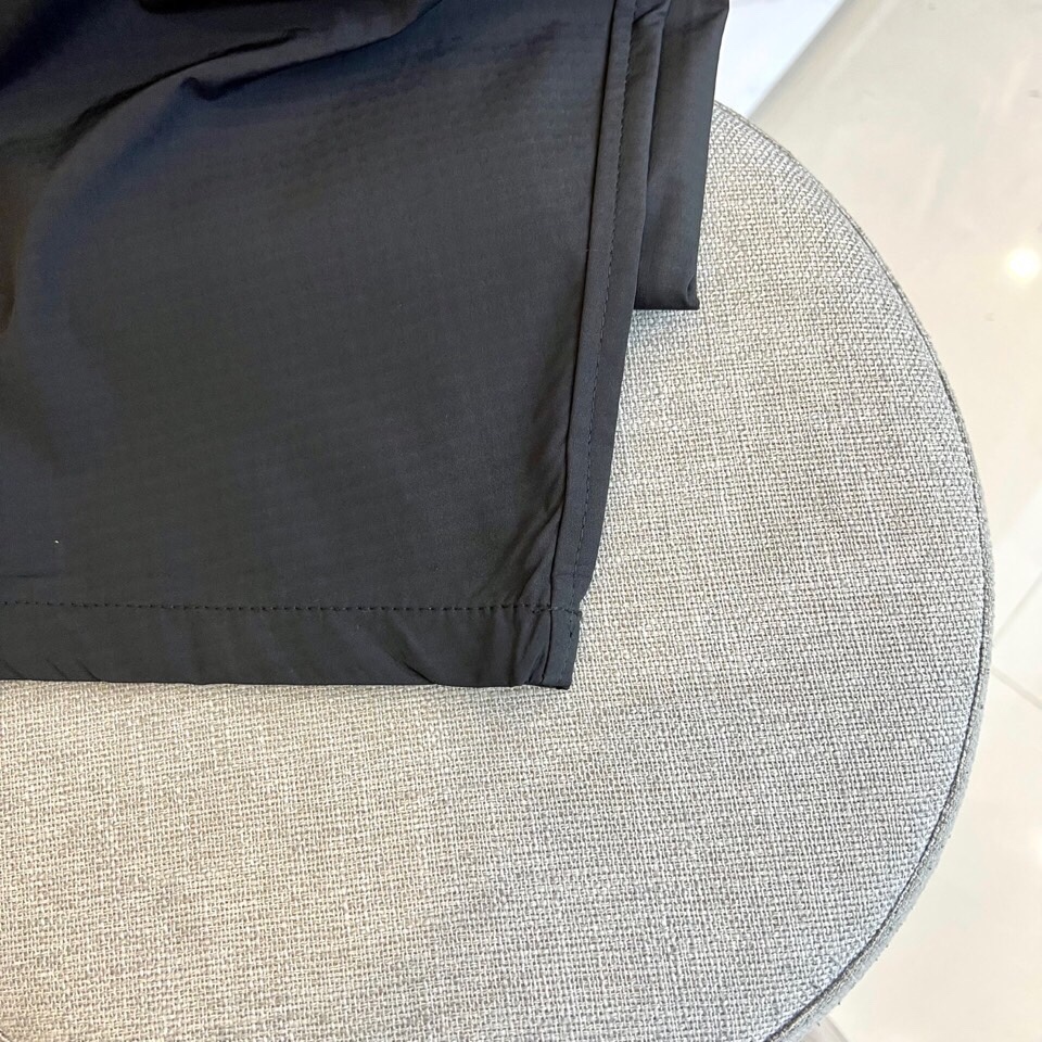 \nTB、2025春夏新款运动口袋设计工装裤。面料给满分！高密度面料手感无敌顺滑，一条有逼格的裤子 可遇