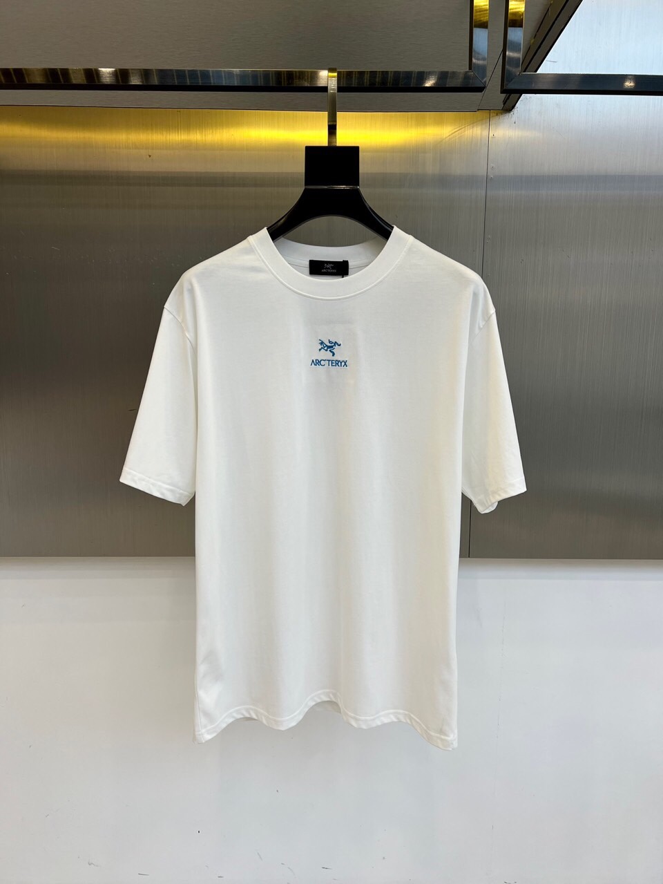 NO:513192,Arcteryx, 2025 summer men's round neck, fashionable three-dimensional letter casual European cotton short-sleeved T-shirt, selected customers to supply imported 95 pure cotton material and 5-day silk blend, high-density rib splicing on the neck, and the same cylinder is fixed to ensure no color difference. The whole T-shirt fabric is comfortable and skin-friendly, and the upper body is refreshing, breathable and not stuffy, and the quality is absolutely invincible. The logo is made of imported environmentally friendly paste and multi-layer printing technology. The color texture and uniformity of the pattern are perfect to be picky, which is quite fashionable and brand recognition!  The exquisite basic style cutting makes the upper body more upright and stylish!  S-2XL (model 173, 143 catties upper body M size), arc'teryx, T-shirt, tees, t-shirt, alexander wang19860909Arcteryx 始祖鸟、2025夏季男士圆领时尚立体字母休闲欧棉短袖T恤,甄选客供进口95纯棉材质添加5天丝混纺制成,领口高密罗纹拼接,同缸定染保证无色差,整件T恤面料舒适亲肤程度绝对超乎你的想象,上身清爽透气不闷热,品相绝对堪称无敌.Logo采用进口环保浆料及多层印刷工艺打造,图案的色泽质感与均匀程度均完美到无法去挑剔,相当具有时髦感与品牌辨识度！精湛无比的基础版型裁剪,使得上身更加立挺有型！S-2XL（模特173,143斤上身M码）,arc'teryx,T-shirt,tees，t-shirt,alexander wang,Men's clothing