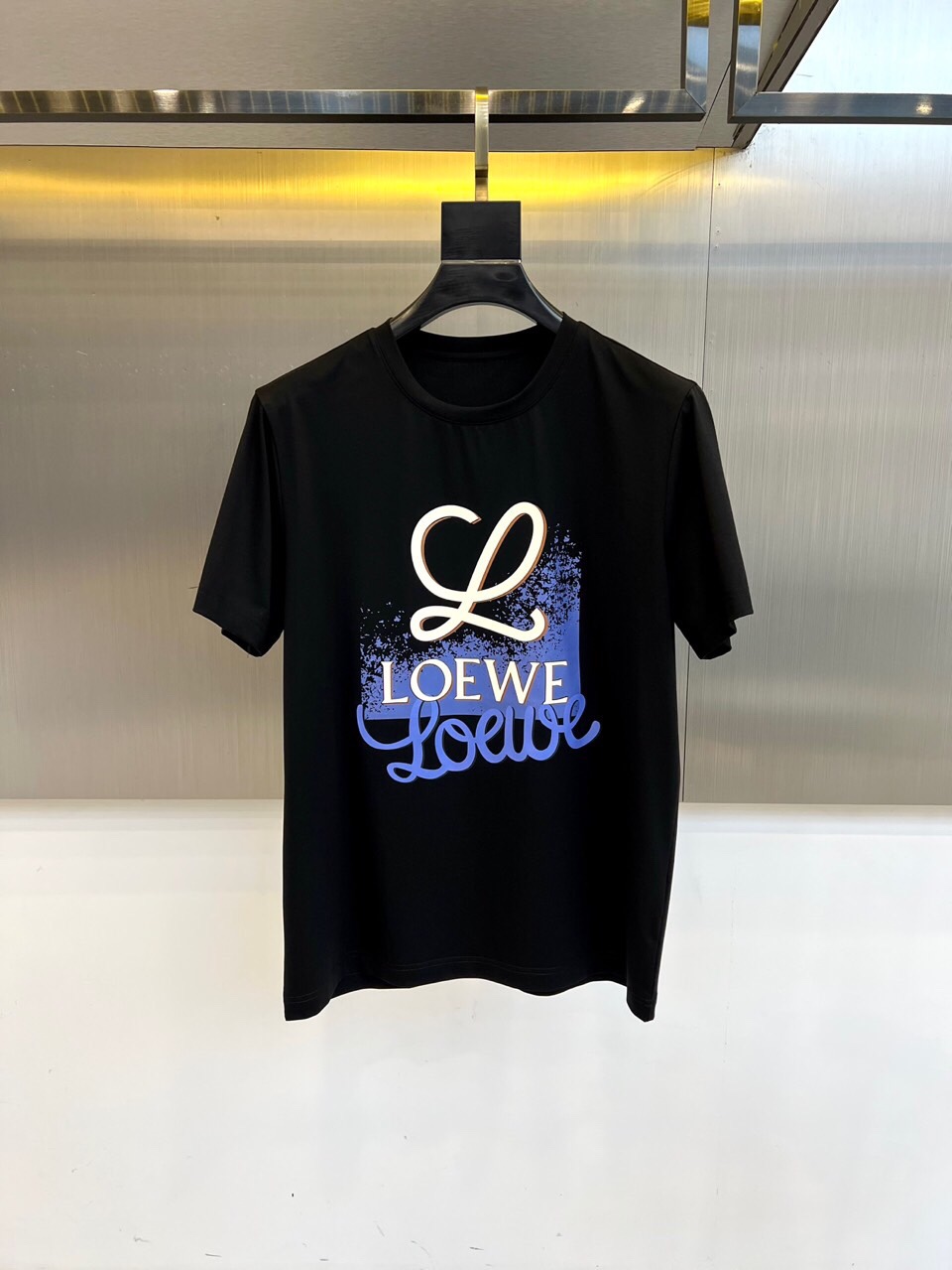 NO:513194,Lowe's new spring and summer 2025 new model of the first release of the latest short-sleeved round-neck T-shirt, high-end customization, avant-garde and fashionable design!  Brand logo heavy craft design, high-end customized mercerized cotton fabric, soft feel, comfortable to wear, exquisite car line, fine workmanship, invincible and handsome upper body effect!  M-4XL (model 173, 143 catties upper body L size), loewe, T-shirt, tees, t-shirt, alexander wang19860909Lowe罗意威2025春夏新款首发最新款短袖圆领T恤 高端订制 设计前卫时尚！品牌logo重工艺设计 高端定制丝光欧棉面料.手感柔软.穿着舒适.级别精致车线.做工精细.上身效果无敌帅气！M-4XL（模特173,143斤上身L码）,,loewe,T-shirt,tees，t-shirt,alexander wang,Men's clothing