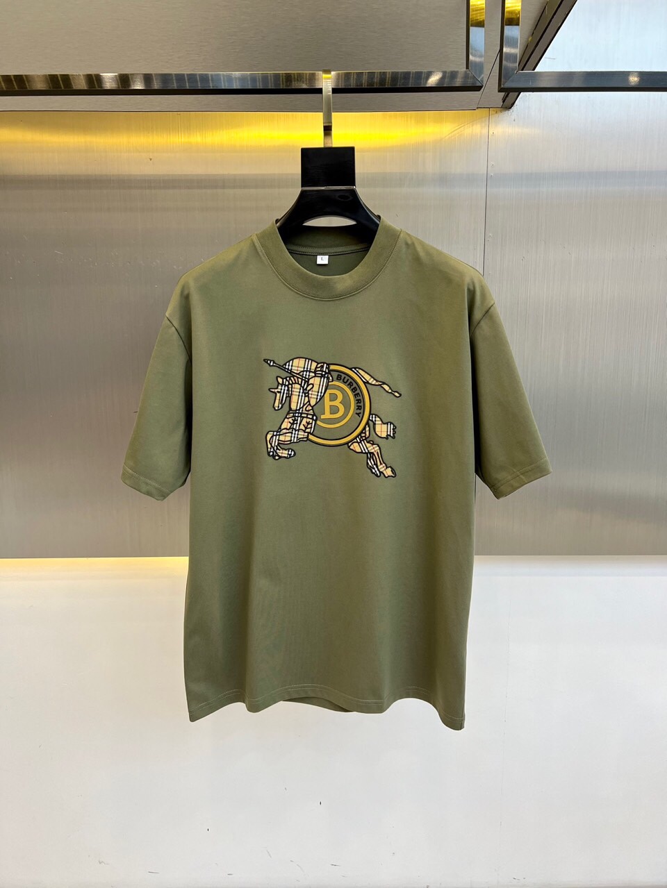 巴宝莉、2025春夏男士新款圆领短袖T恤。进口定织面料100%纯棉、面料手感丝滑柔软，透气亲肤性极佳，着