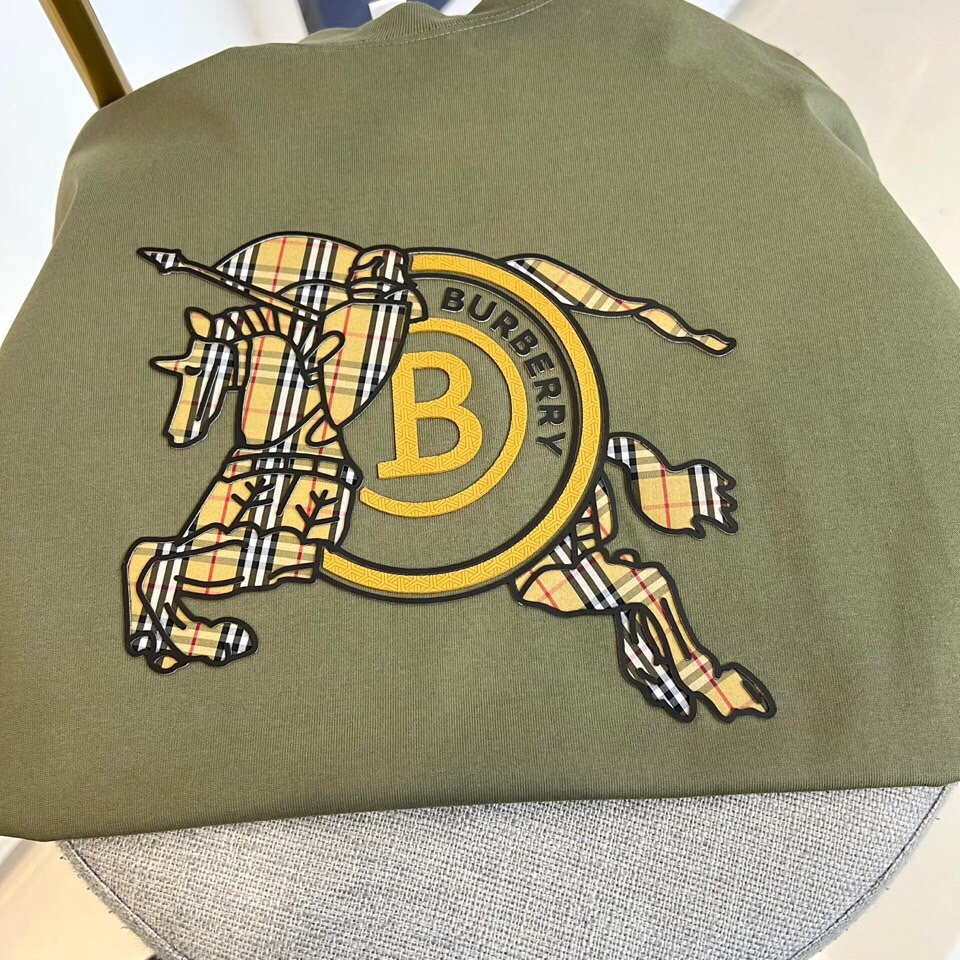 巴宝莉、2025春夏男士新款圆领短袖T恤。进口定织面料100%纯棉、面料手感丝滑柔软，透气亲肤性极佳，着