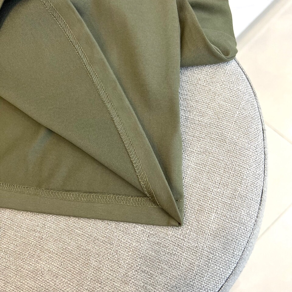 巴宝莉、2025春夏男士新款圆领短袖T恤。进口定织面料100%纯棉、面料手感丝滑柔软，透气亲肤性极佳，着