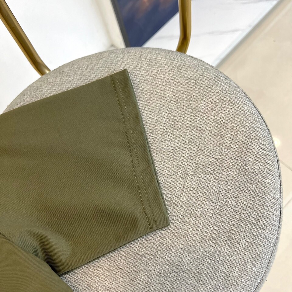 巴宝莉、2025春夏男士新款圆领短袖T恤。进口定织面料100%纯棉、面料手感丝滑柔软，透气亲肤性极佳，着