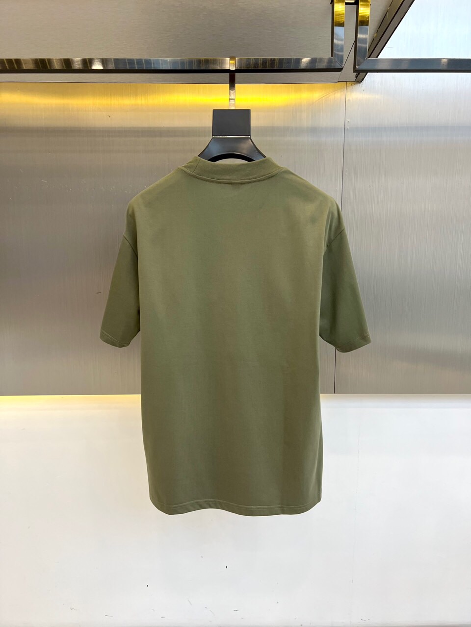 巴宝莉、2025春夏男士新款圆领短袖T恤。进口定织面料100%纯棉、面料手感丝滑柔软，透气亲肤性极佳，着