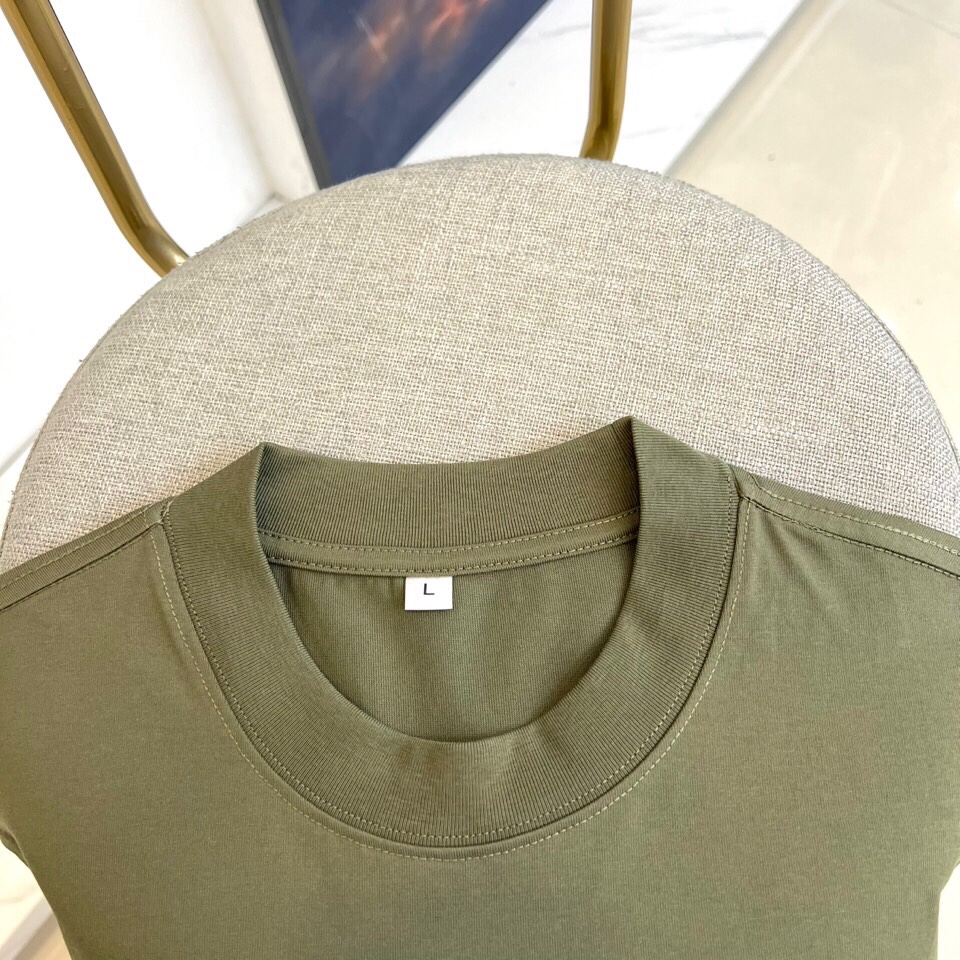 巴宝莉、2025春夏男士新款圆领短袖T恤。进口定织面料100%纯棉、面料手感丝滑柔软，透气亲肤性极佳，着