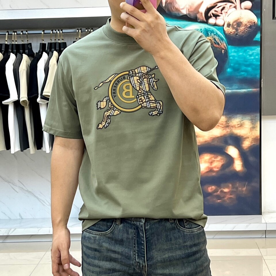 巴宝莉、2025春夏男士新款圆领短袖T恤。进口定织面料100%纯棉、面料手感丝滑柔软，透气亲肤性极佳，着