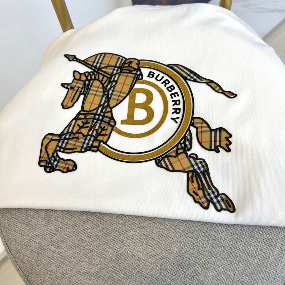 巴宝莉、2025春夏男士新款圆领短袖T恤。进口定织面料100%纯棉、面料手感丝滑柔软，透气亲肤性极佳，着