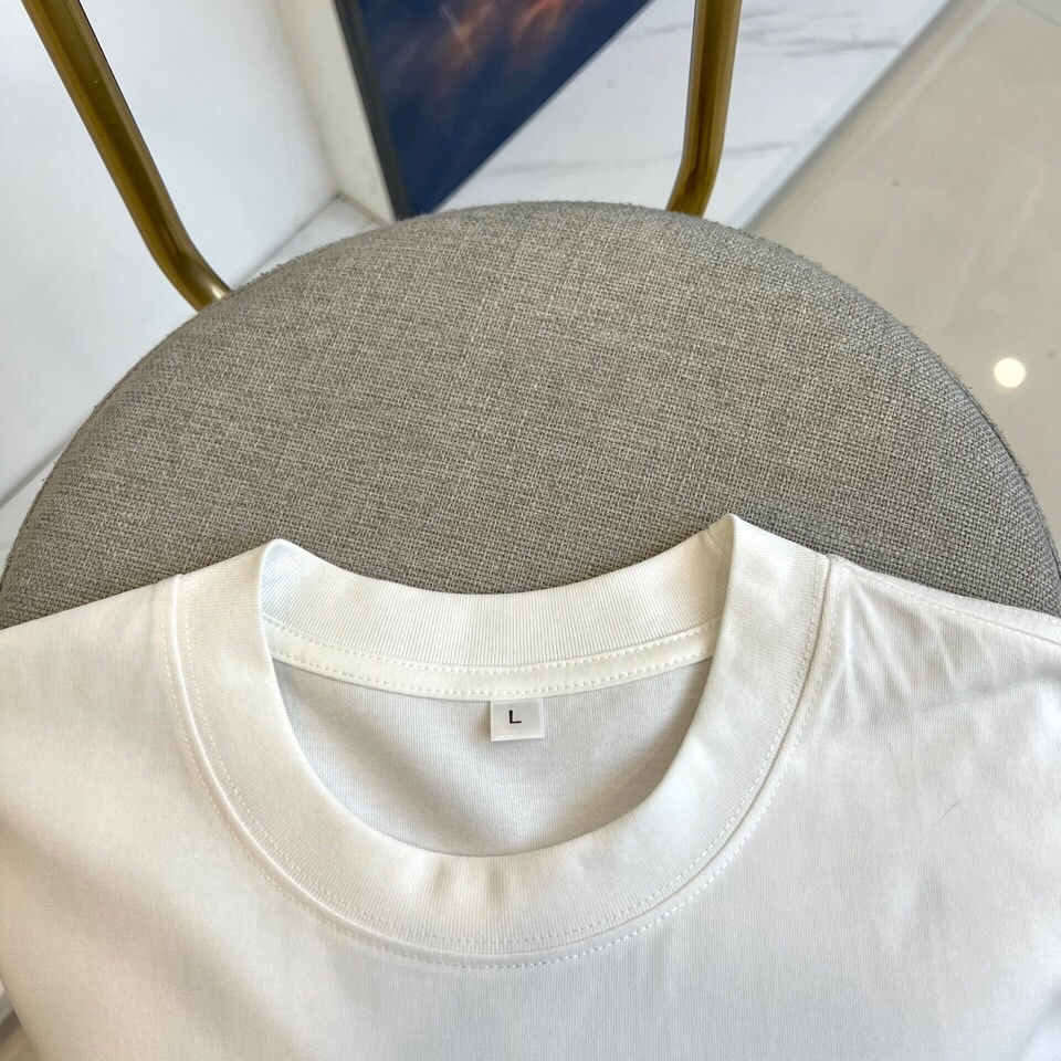 巴宝莉、2025春夏男士新款圆领短袖T恤。进口定织面料100%纯棉、面料手感丝滑柔软，透气亲肤性极佳，着