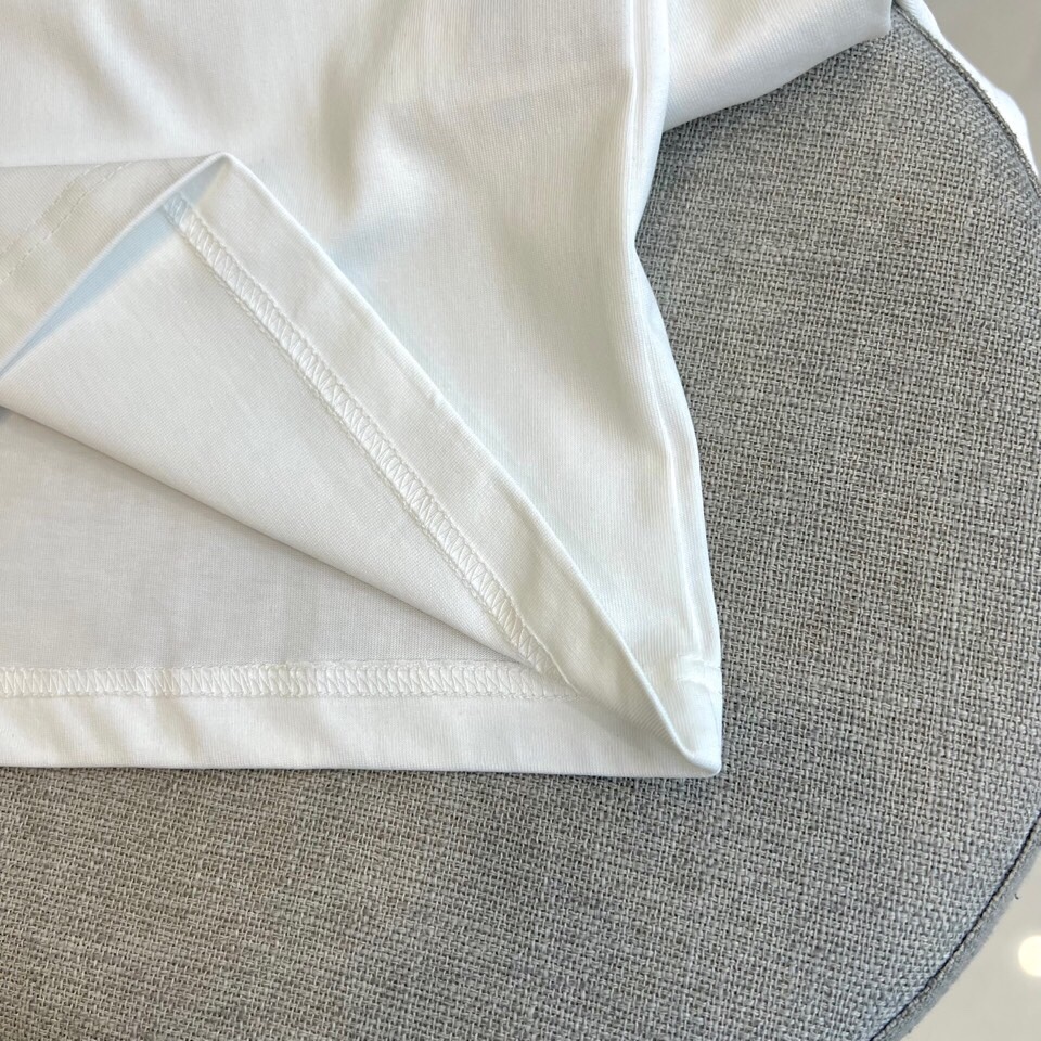 巴宝莉、2025春夏男士新款圆领短袖T恤。进口定织面料100%纯棉、面料手感丝滑柔软，透气亲肤性极佳，着