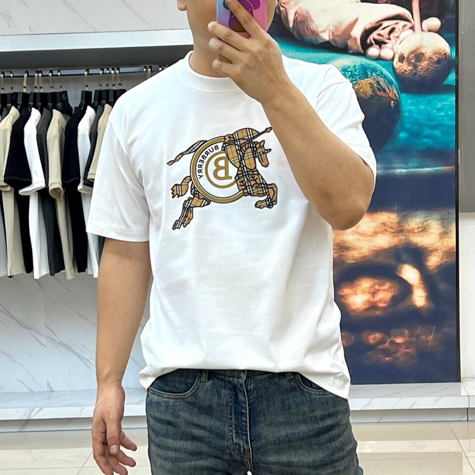 巴宝莉、2025春夏男士新款圆领短袖T恤。进口定织面料100%纯棉、面料手感丝滑柔软，透气亲肤性极佳，着