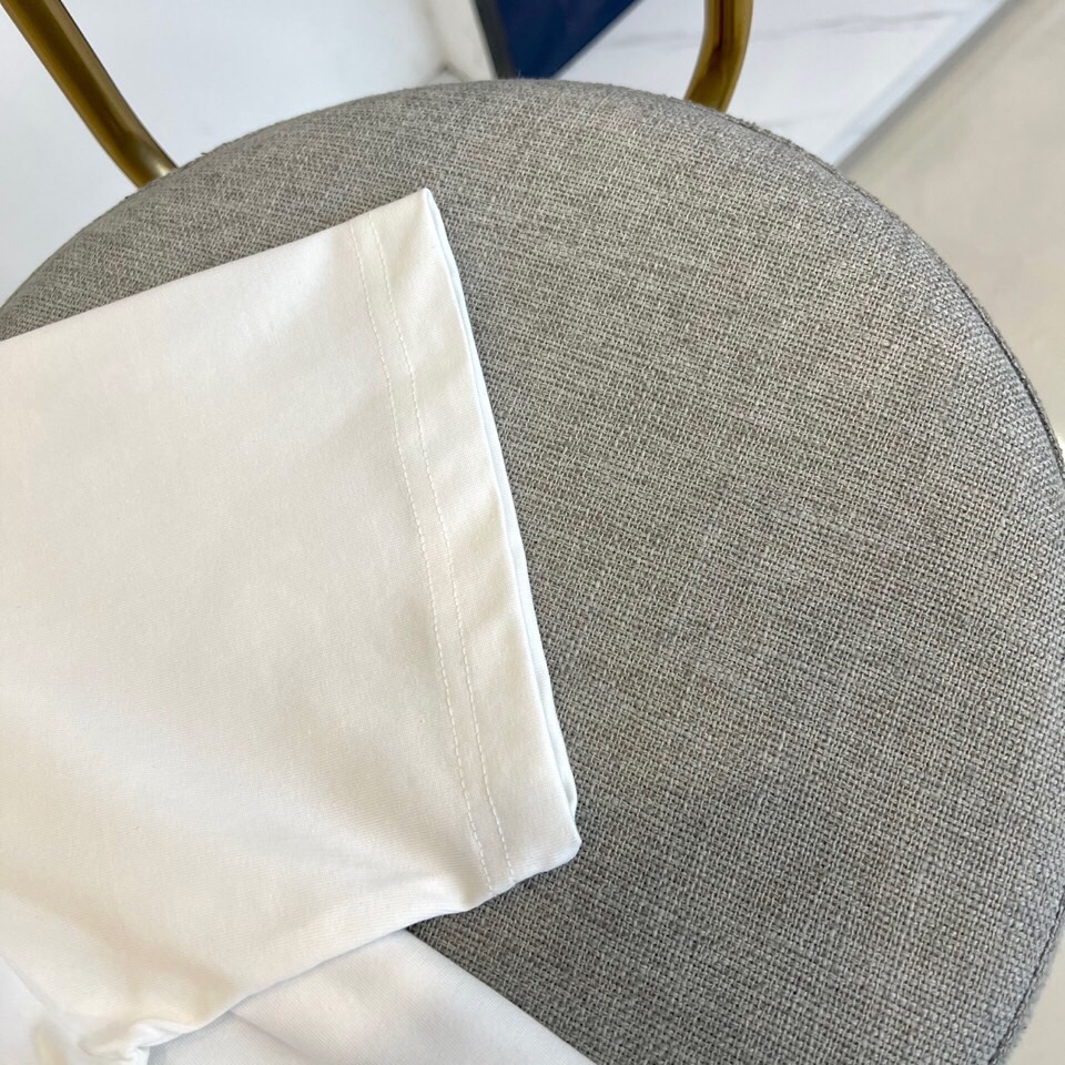 巴宝莉、2025春夏男士新款圆领短袖T恤。进口定织面料100%纯棉、面料手感丝滑柔软，透气亲肤性极佳，着