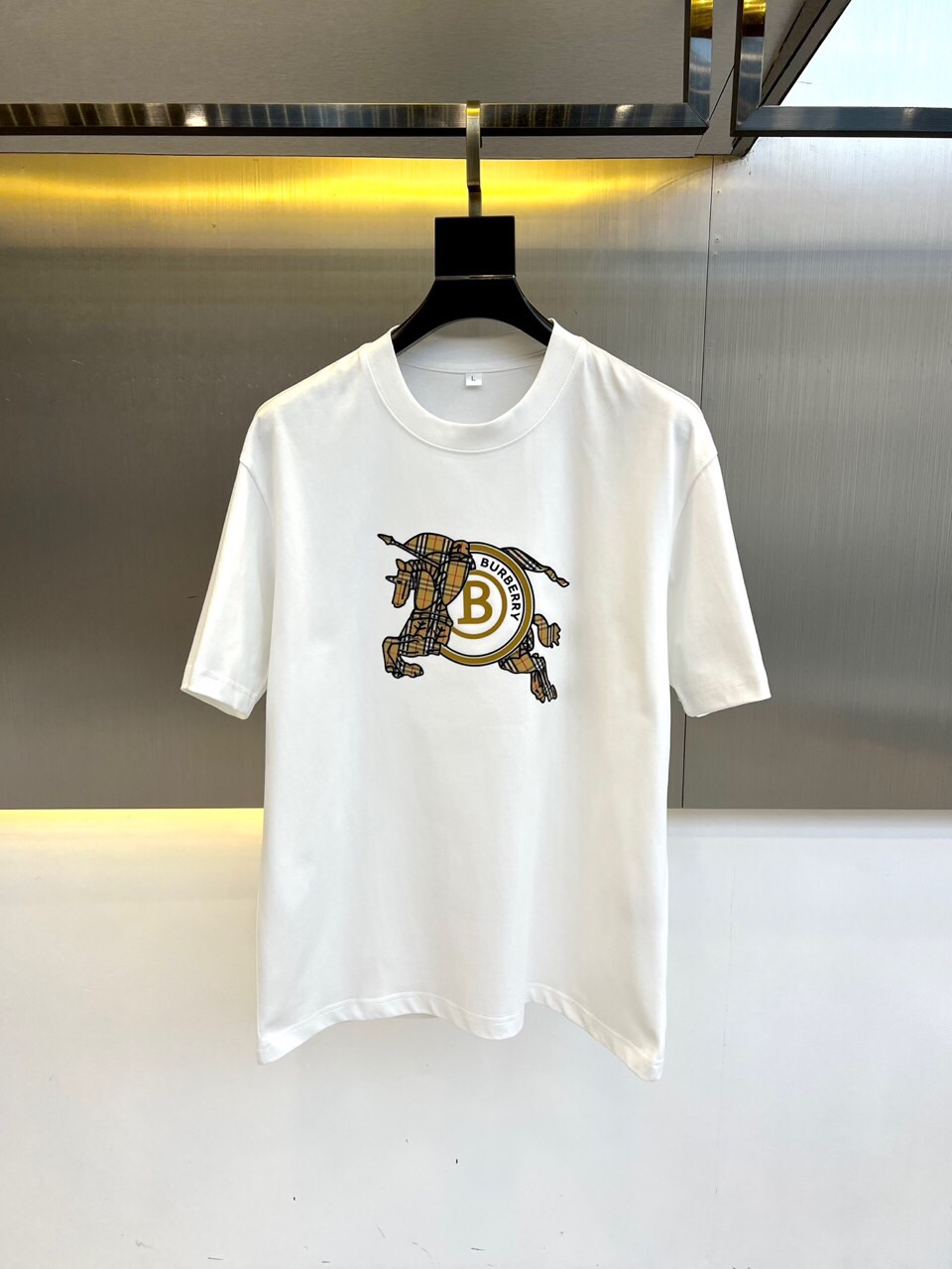 NO:513196,Burberry, 2025 spring and summer men's new round neck short-sleeved T-shirt. Imported fixed-woven fabric is pure cotton, the fabric feels silky and soft, breathable and skin-friendly, and it is extremely comfortable to wear, and the overall texture is quite high!  The iconic logo on the body and chest is complete with three standards and carefully crafted. It is simple, fashionable and classic, and it is eye-catching, with great recognition and class!  The regular casual style cutting design makes it easy to make you look slim and taller!  M-4XL (model 173, 143 catties upper body L size), burberry, T-shirt, tees, t-shirt, alexander wang19860909巴宝莉、2025春夏男士新款圆领短袖T恤.进口定织面料纯棉、面料手感丝滑柔软,透气亲肤性极佳,着身无比的舒适,整体质感相当之高！衣身胸前标志性Logo,三标齐全、重工艺精心打造,简约时尚经典让人眼前一亮,极具辨识度与档次感！常规的休闲版型裁剪设计,轻松凹出显瘦显高身型！M-4XL（模特173,143斤上身L码）,,burberry,T-shirt,tees，t-shirt,alexander wang,Men's clothing