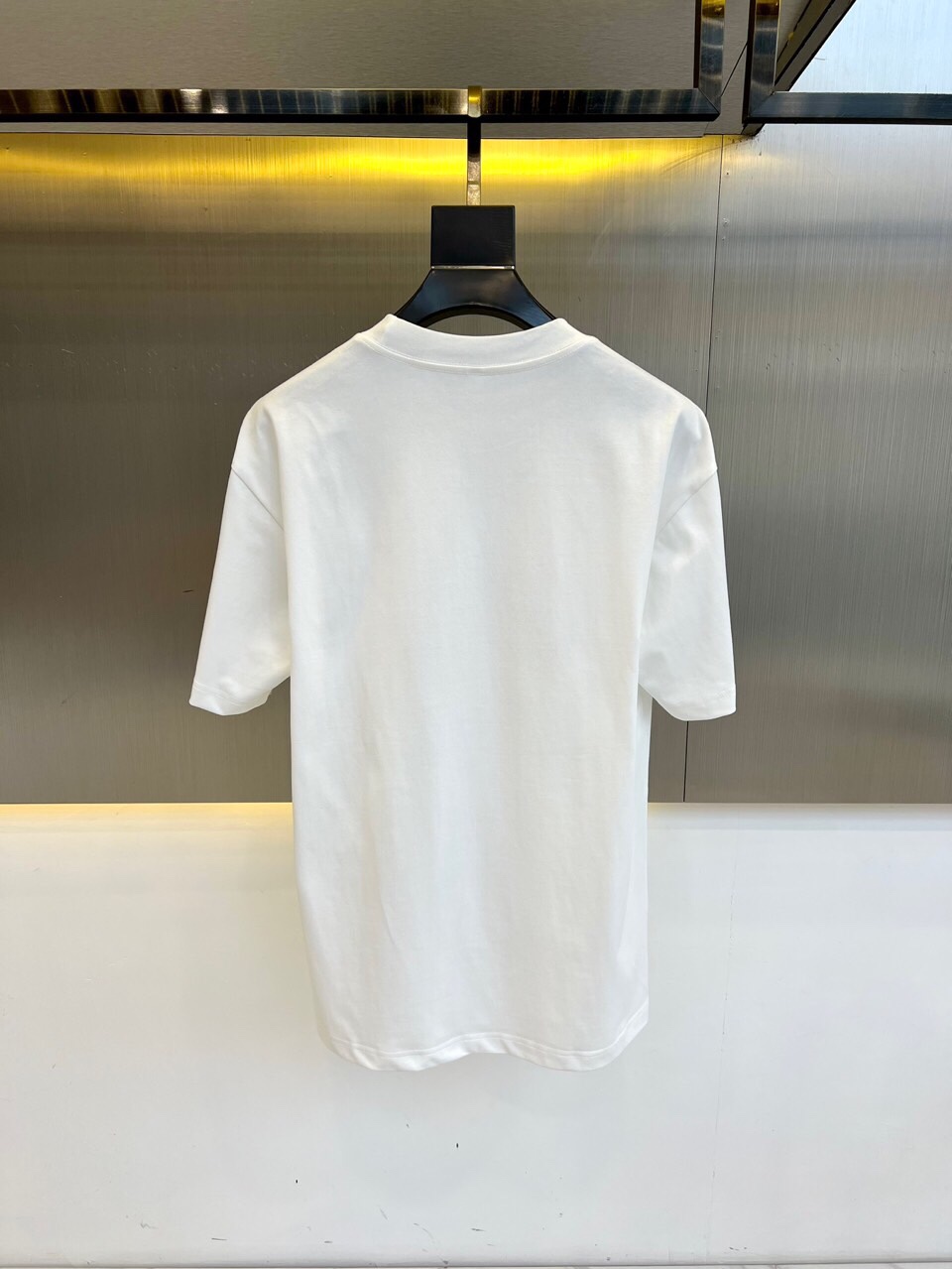 巴宝莉、2025春夏男士新款圆领短袖T恤。进口定织面料100%纯棉、面料手感丝滑柔软，透气亲肤性极佳，着