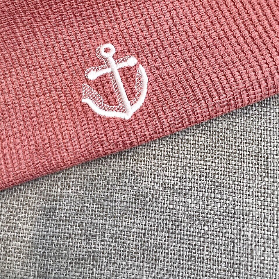 
THOM BROWNE 汤姆布朗、25春夏针织进口匹马棉男士圆领短袖t恤，华夫格纹定织。这款t恤甄选客