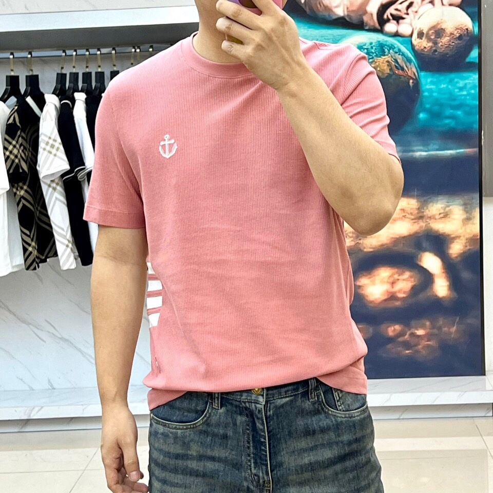 
THOM BROWNE 汤姆布朗、25春夏针织进口匹马棉男士圆领短袖t恤，华夫格纹定织。这款t恤甄选客