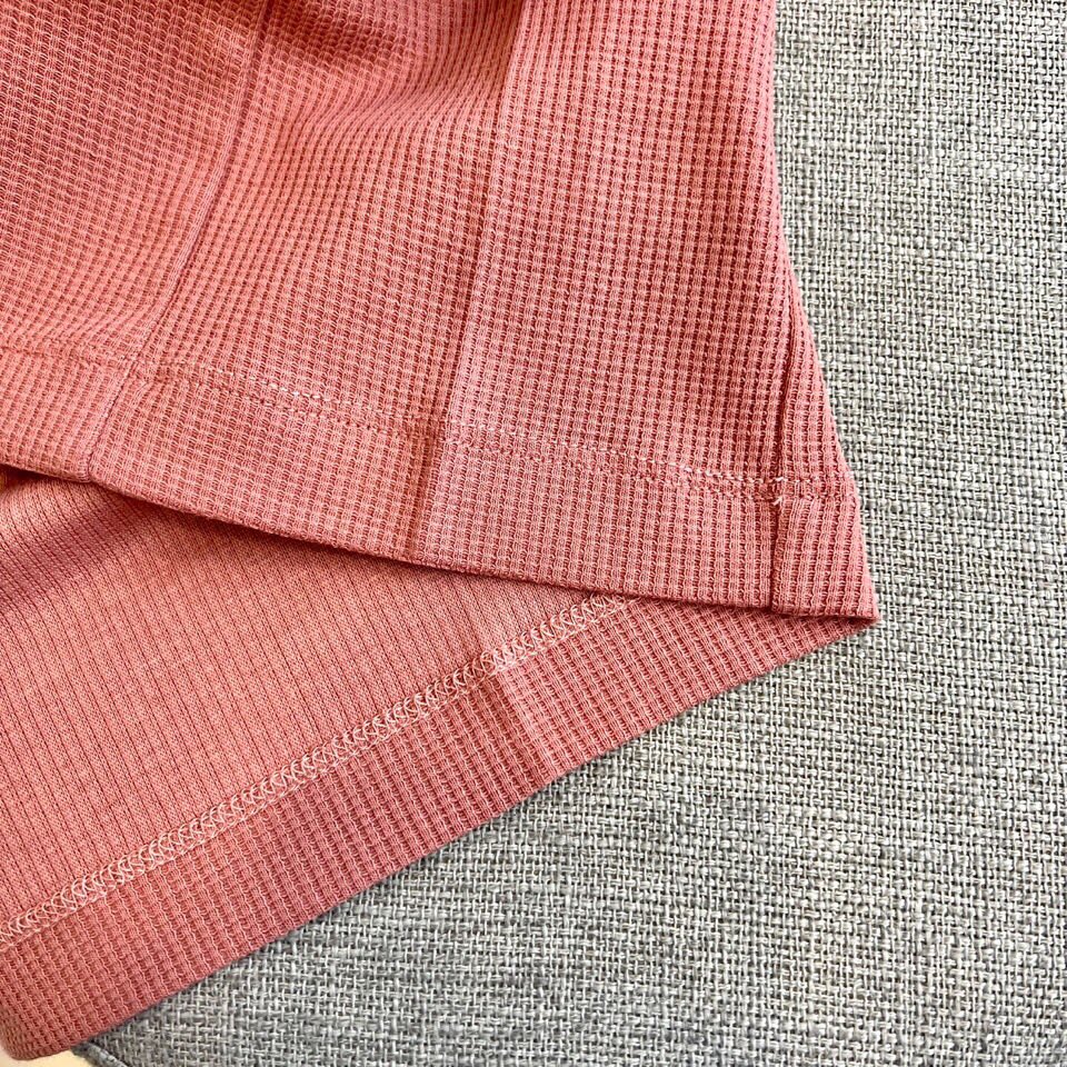 
THOM BROWNE 汤姆布朗、25春夏针织进口匹马棉男士圆领短袖t恤，华夫格纹定织。这款t恤甄选客