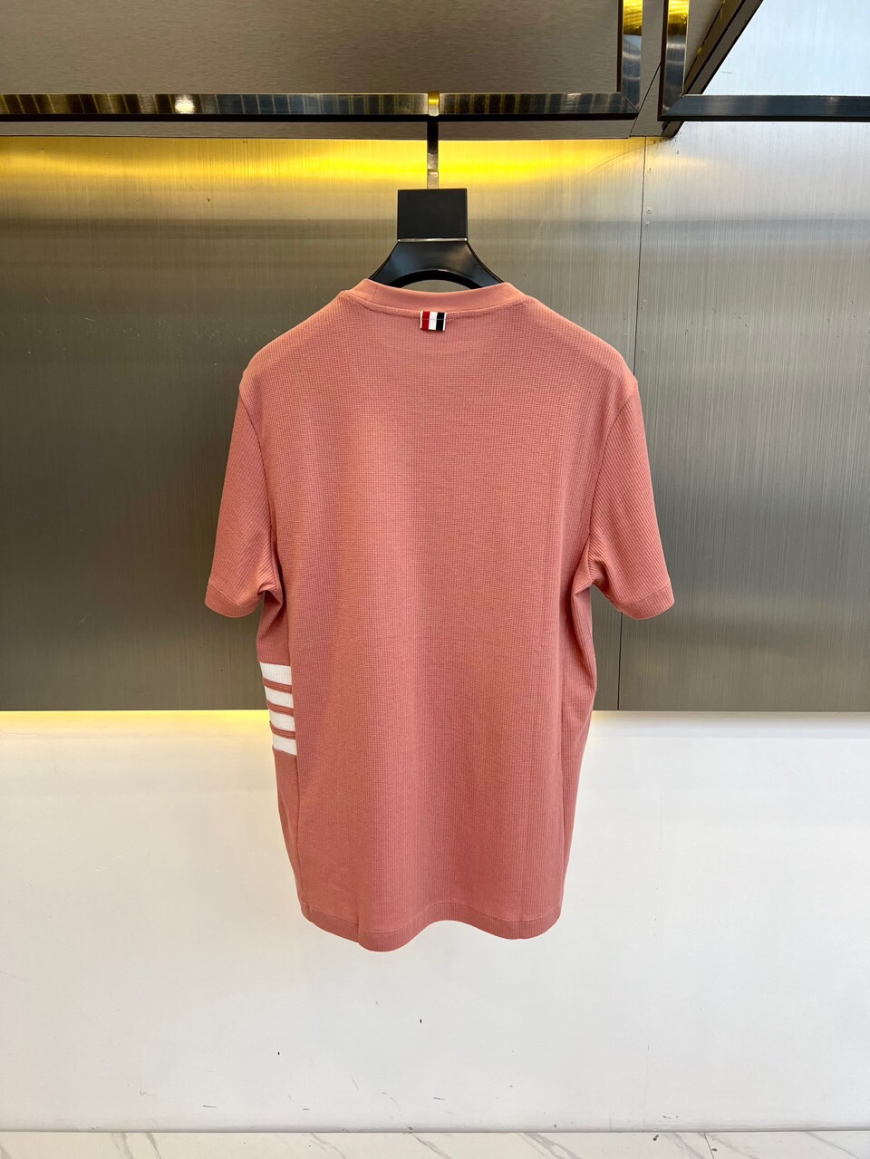 
THOM BROWNE 汤姆布朗、25春夏针织进口匹马棉男士圆领短袖t恤，华夫格纹定织。这款t恤甄选客