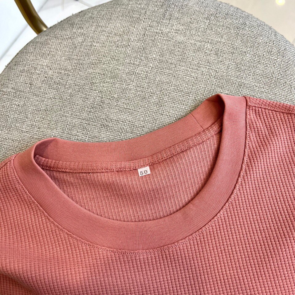 
THOM BROWNE 汤姆布朗、25春夏针织进口匹马棉男士圆领短袖t恤，华夫格纹定织。这款t恤甄选客