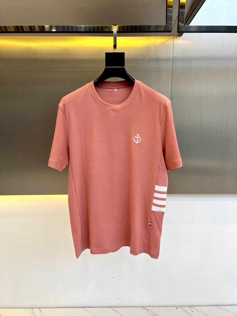 
THOM BROWNE 汤姆布朗、25春夏针织进口匹马棉男士圆领短袖t恤，华夫格纹定织。这款t恤甄选客