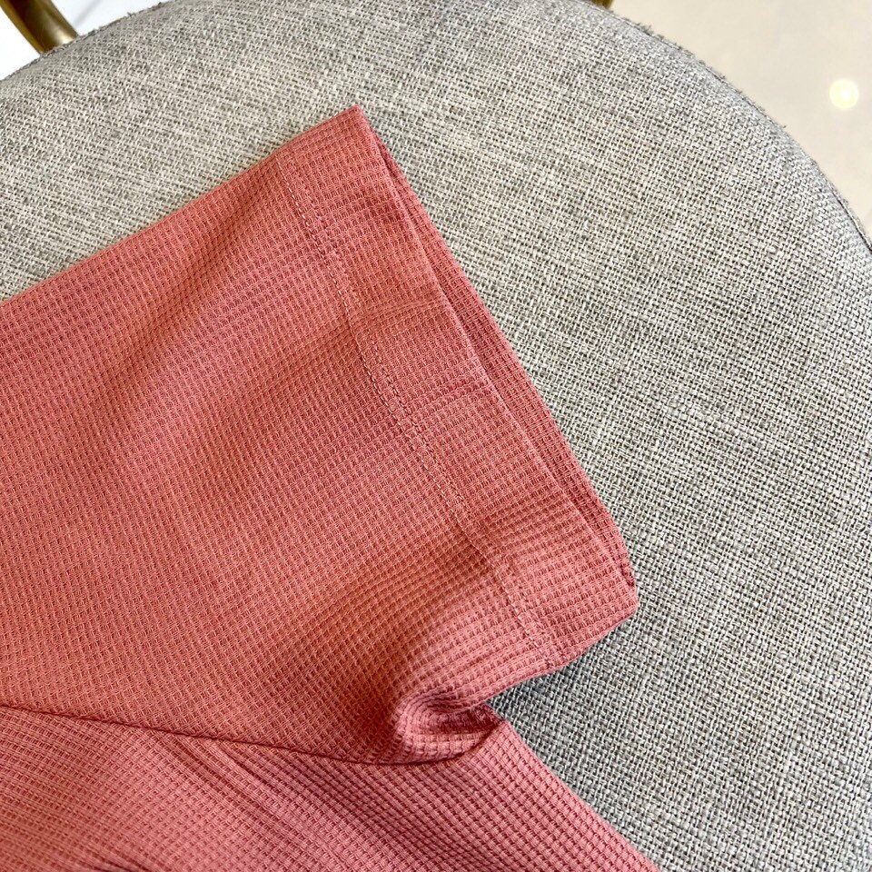 
THOM BROWNE 汤姆布朗、25春夏针织进口匹马棉男士圆领短袖t恤，华夫格纹定织。这款t恤甄选客