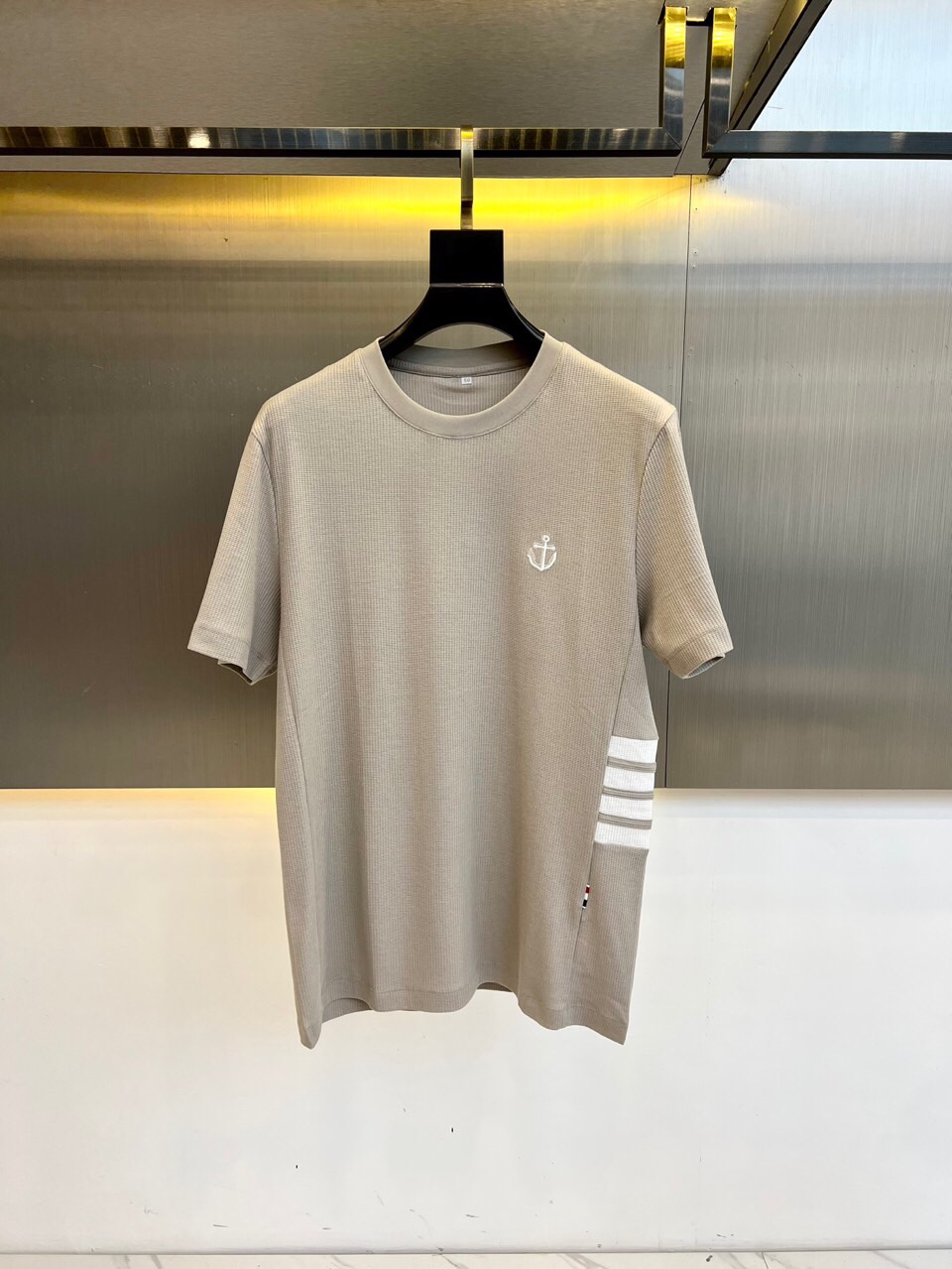 
THOM BROWNE 汤姆布朗、25春夏针织进口匹马棉男士圆领短袖t恤，华夫格纹定织。这款t恤甄选客