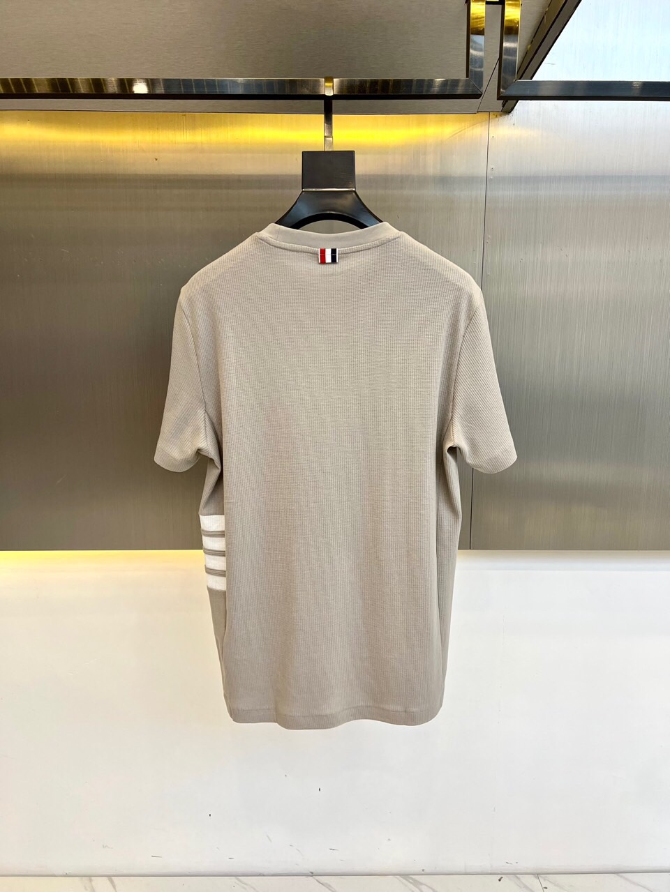 
THOM BROWNE 汤姆布朗、25春夏针织进口匹马棉男士圆领短袖t恤，华夫格纹定织。这款t恤甄选客