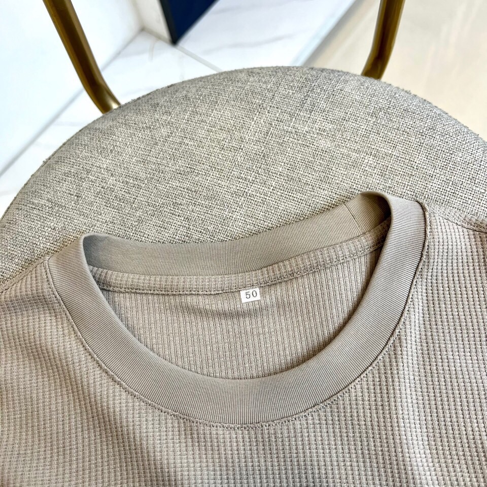 
THOM BROWNE 汤姆布朗、25春夏针织进口匹马棉男士圆领短袖t恤，华夫格纹定织。这款t恤甄选客