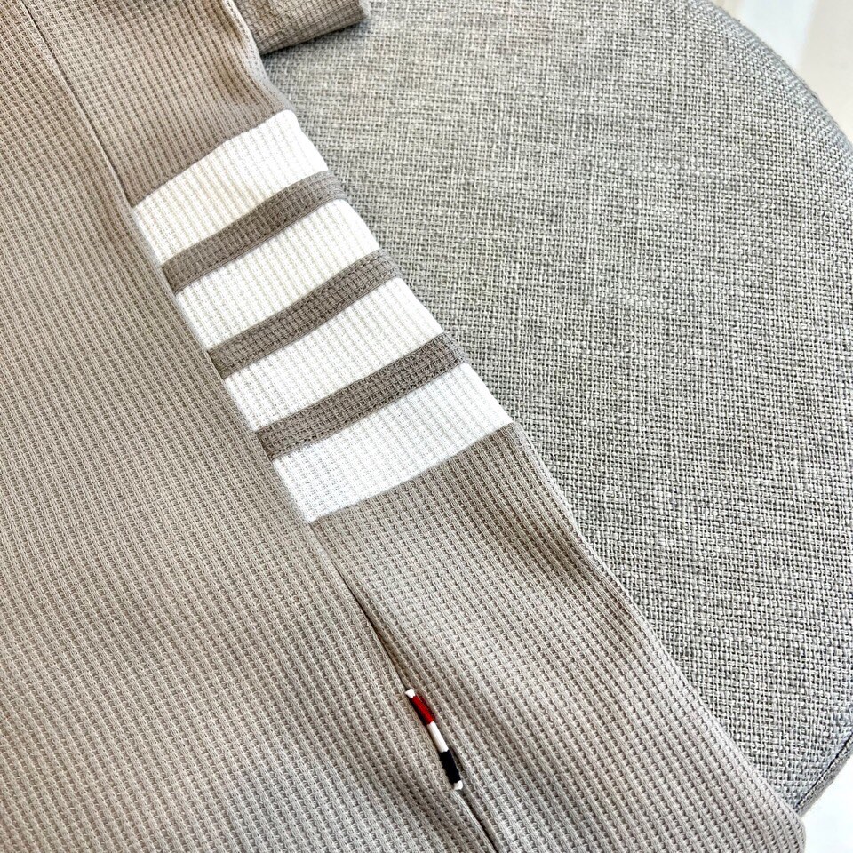 
THOM BROWNE 汤姆布朗、25春夏针织进口匹马棉男士圆领短袖t恤，华夫格纹定织。这款t恤甄选客